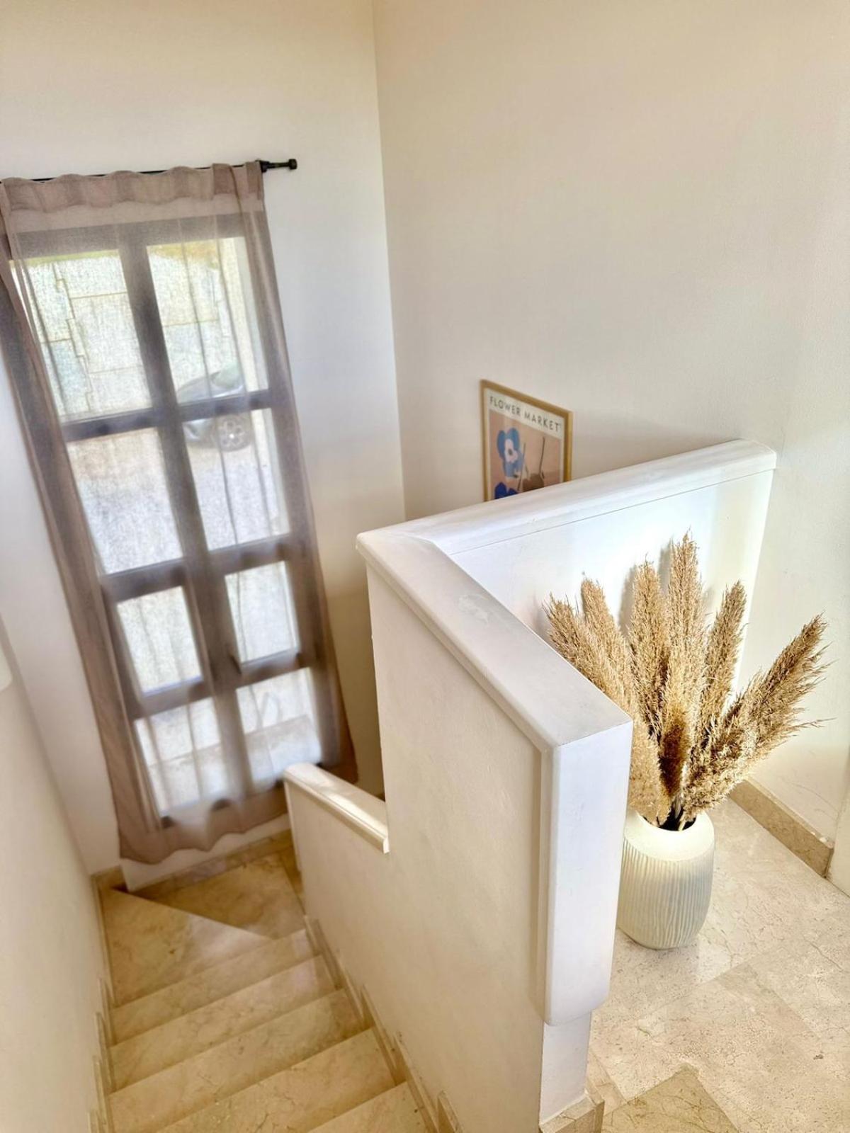 Casa De La Alegria, 3-bedroom House Near Cabopino Beach, Holiday home Marbella