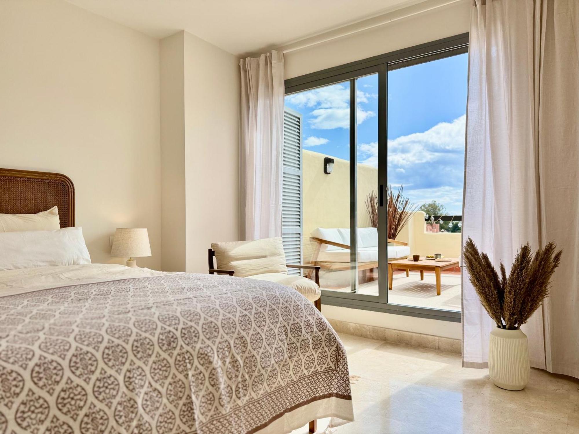 Casa De La Alegria, 3-bedroom House Near Cabopino Beach,