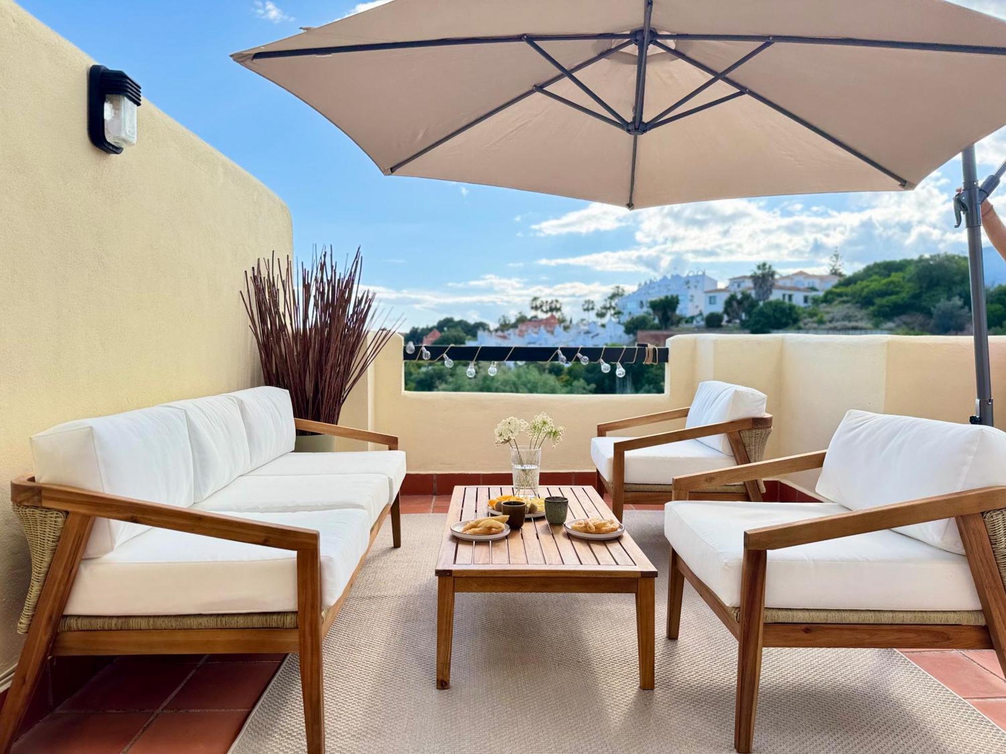 Casa De La Alegria, 3-bedroom House Near Cabopino Beach, Holiday home Marbella