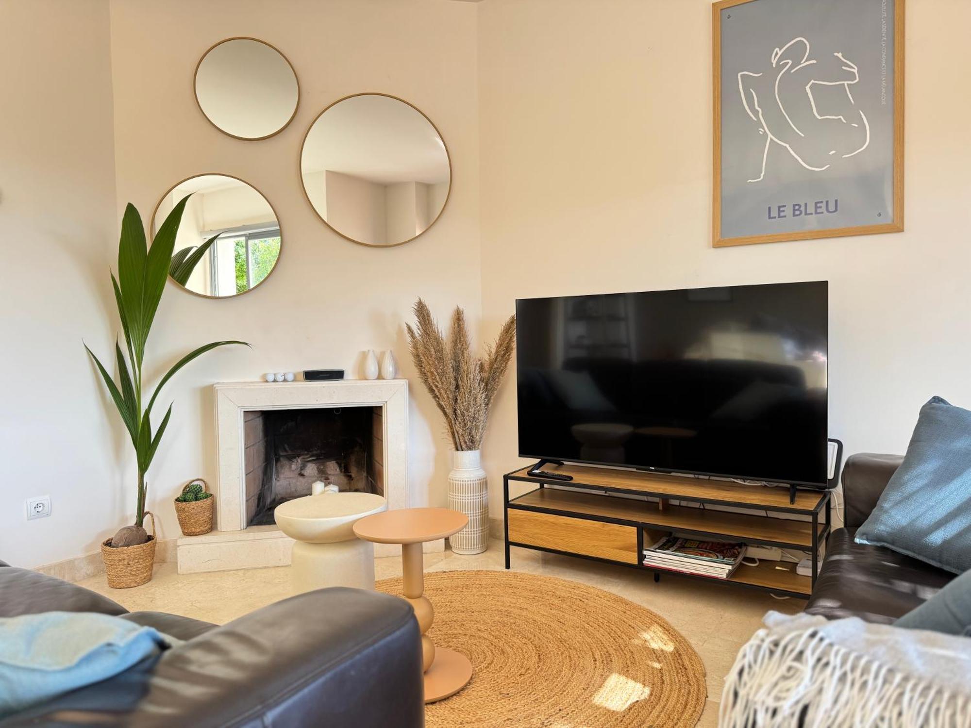 Casa De La Alegria, 3-bedroom House Near Cabopino Beach, Holiday home Marbella